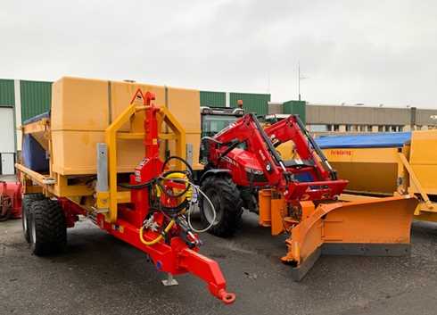 Röd Massey Ferguson MF5613 med vikplog och traktorsläp med saltspridare stulet i Göteborg